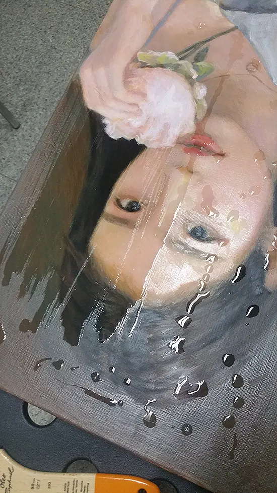형주화실 수강생 유화 마감 - 아이유 초상화에 바니쉬를 바르는 과정